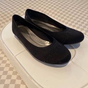 LIKE NEW Karen Scott Size 8 Flats w/Black Bling